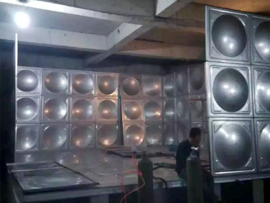 ͨ���в����ˮ��ͼ